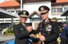 Wujud Soliditas TNI-Polri, Kapolda Bali Serahkan Potongan Tumpeng Saat HUT TNI ke-81