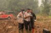 Satgas Karhutla Satbrimob Polda Kalteng Terus Lakukan Pembasahan di Tanjung Taruna