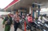 Bhabinkamtibmas Desa Dauh Puri Klod Lakukan Monitoring dan Pengaturan Antrean BBM di Jalan Komodo Denpasar
