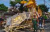 Pastikan Perjalanan Upacara Ngaben Tertib, Babinsa Dauh Peken Hadir di Tengah Warga