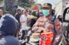 Antrean BBM di SPBU Latusari, Polsek Abiansemal Bersama Unsur Pemerintah & Relawan Berbagi Air Mineral