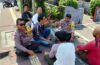 Bhabinkamtibmas Dangin Puri Kangin Lakukan Monitoring dan Pengaturan Antrean BBM di SPBU Gatot Subroto Tengah