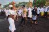 Bersinergi Kawal Upacara Adat, Bhabinkamtibmas Akah Amankan Prosesi Melasti ke Pantai Watu Klotok
