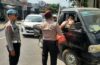Polsek Abiansemal Bersama Inspektorat Badung Bagikan Air Mineral & Makanan Kepada Pengantre BBM