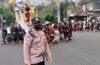 HADIR DI TENGAH MASYARAKAT, BHABINKAMTIBMAS KEL. PENATIH AMANKAN PROSESI NGABEN WARGA TEMBAU TENGAH